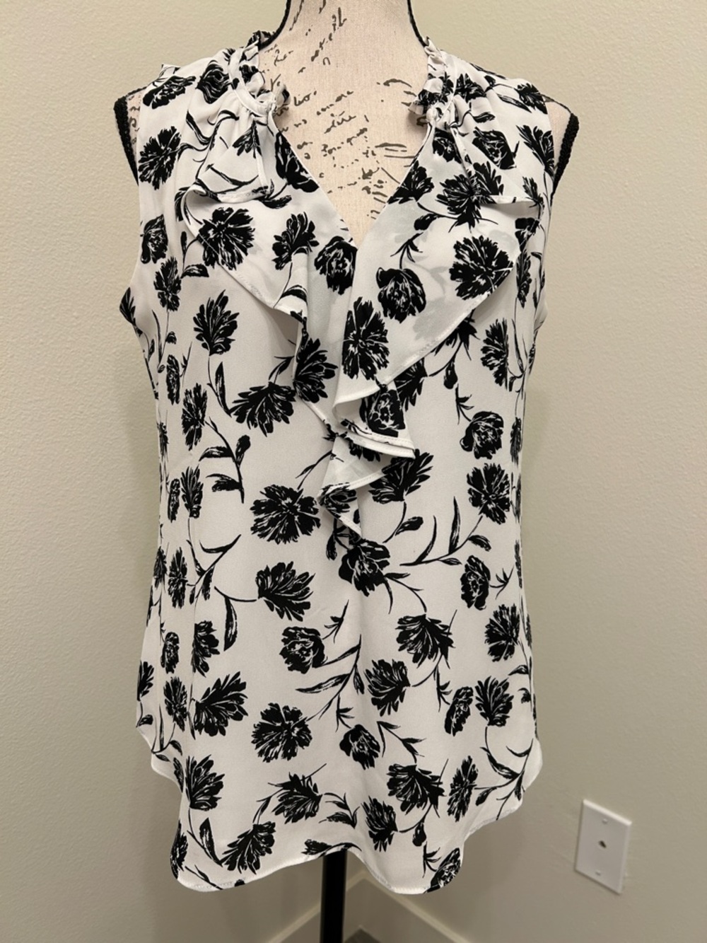 WHBM Black & White Floral Ruffle V-Neck Top